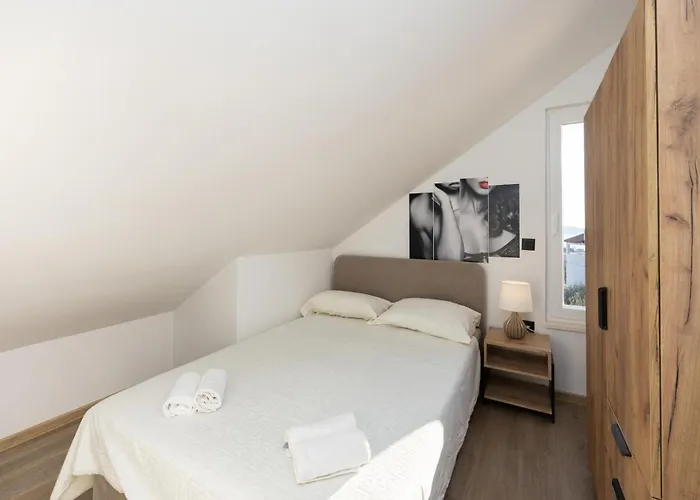 Amazing In Feriehus Kaštel Sućurac